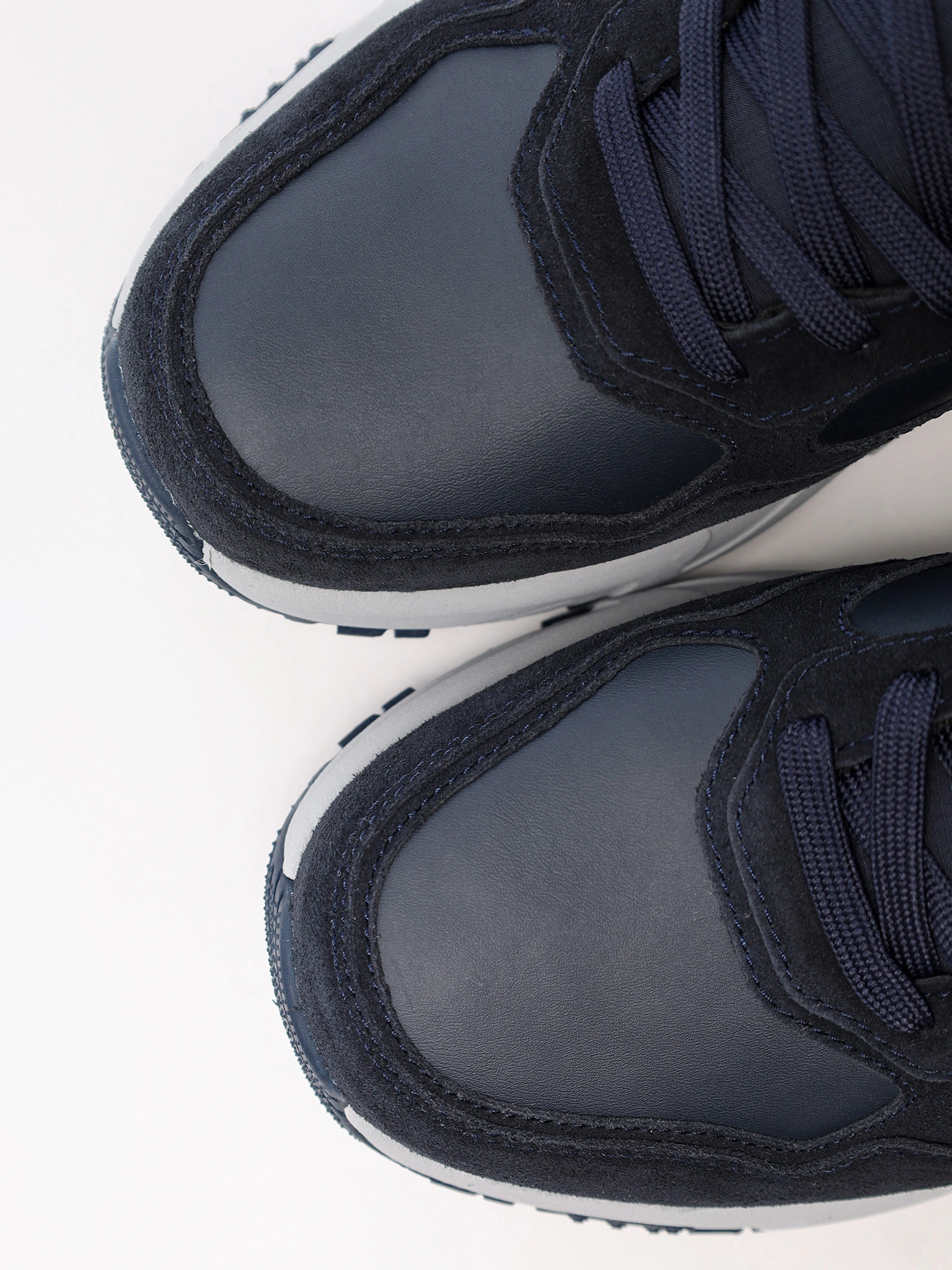 Кроссовки синего цвета комбинированные на средней подошве